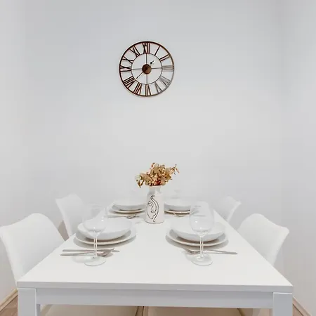 Chic And Modern Daire Prag